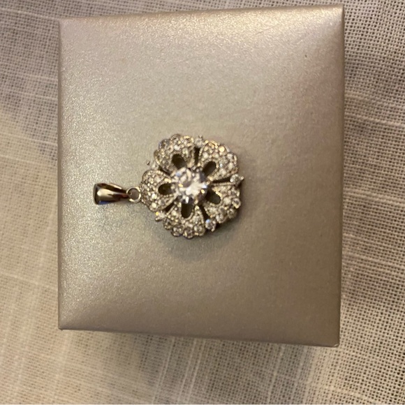 None Jewelry - Dazzling Sterling Silver Floral Pendant With Brilliant Cubic Zirconia